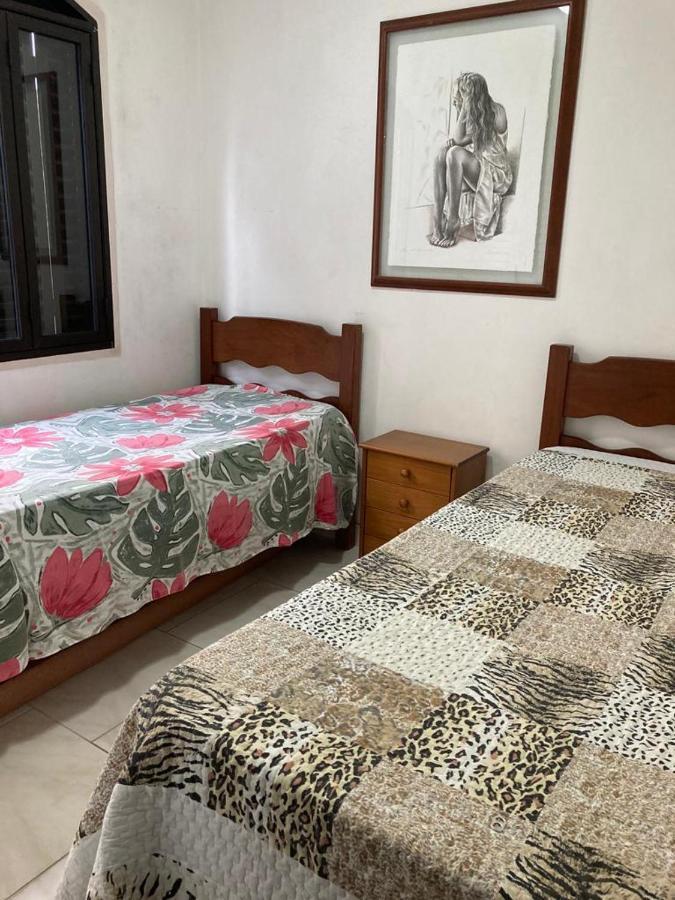 Apartamento Praia Da Enseada Гуаружа Екстериор снимка